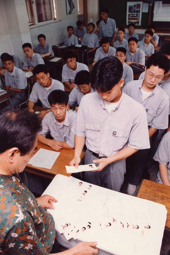 1994학년도 처음 도입된 대학수학능력시험. 1차 시험을 하루 앞둔 1993년 8월 19일 전국에서 일제히 수험생 예비소집이 실시됐다. 당시 서울 경복고 3학년생들이 담임교사로부터 수험표를 받고 있는 모습. [중앙포토]