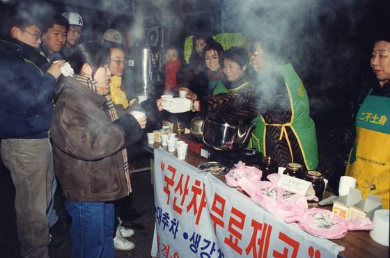 수능시험 당일엔 이른 아침부터 수험생들에게 따뜻한 차와 커피 등을 제공하는 광경이 펼쳐졌다. 1995학년도 두 번째 수능부터는 시험 횟수가 한 해 2회에서 한 해 1회로 줄었다. [중앙포토]