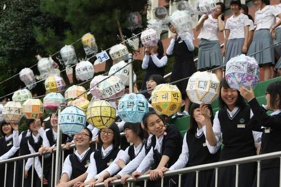 2009년 9월 수능을 두달 앞둔 고3 선배들에게 부산 예문여고 1학년생들이 '고득점 기원' 등 문구가 쓰인 370개의 작은 박을 만들어 교정에 달고 있다. [중앙포토]