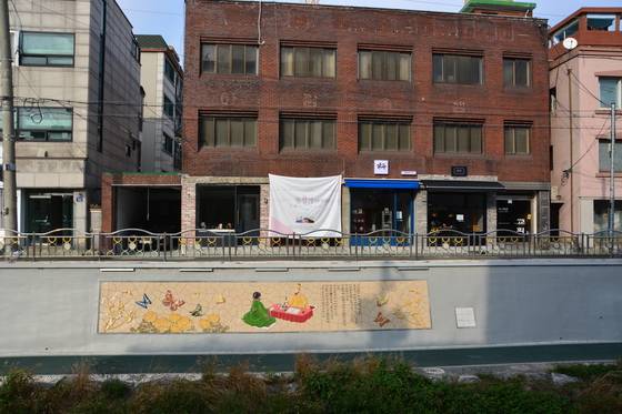 퇴폐 업소가 사라진 자리에 예술가들의 공방이 들어서고 있다. 13곳 중 4곳은 영업을 시작했고 나머지 9곳은 11월에 리모델링을 마친 뒤 문을 열 계획이다. [사진 도봉구]
