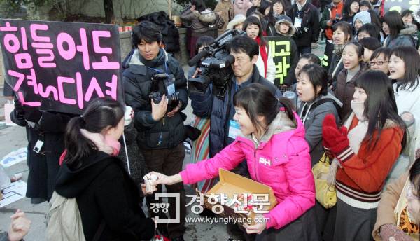 2006년 11월 16일 2007학년도 대학수학능력시험이 치러진 서울 종로구 풍문여고에서 후배들이 수험생 선배들에게 사탕을 나눠주며 응원하고 있다. 경향신문 자료사진