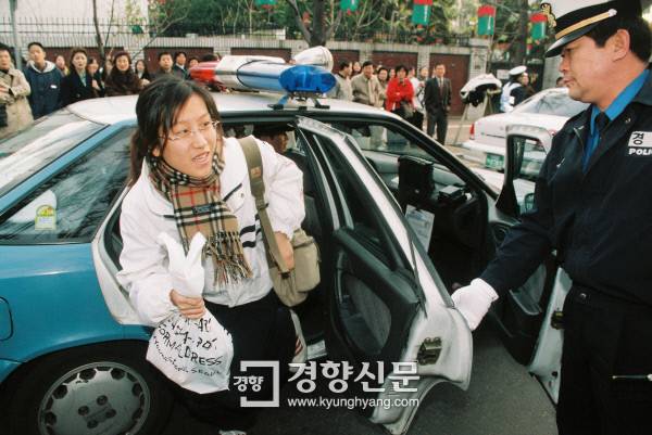 1999년 11월 17일 2000학년도 대학수학능력시험 고사장 풍경. 김정근 기자