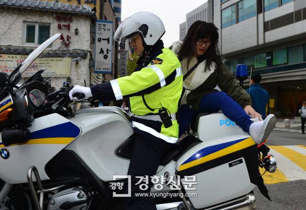 2013학년도 대학수학능력시험이 시행된 2012년 11월 8일 서울 순화동 이화외국어고등학교 앞에서 한 수험생이 경찰오토바이에서 내려 시험장으로 향하고 있다. 정지윤기자