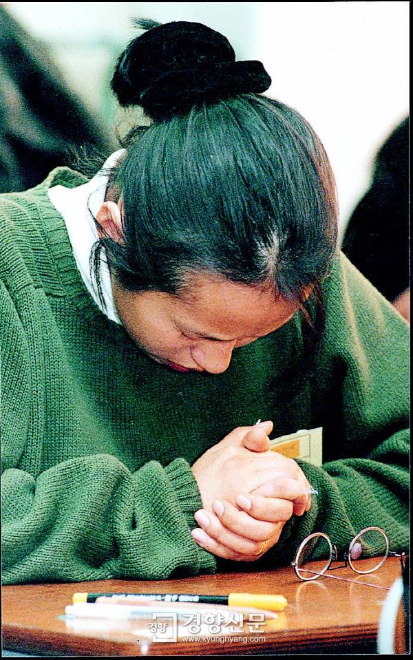1997년 11월 19일 1998학년도 대학수학능력시험이 시작되기 전 한 학생이 기도하고 있다. 경향신문 자료사진