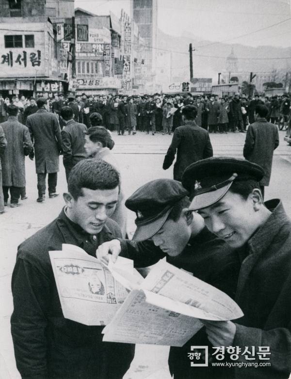 1965년 대학입학 예비고사를 치룬 수험생들이 신문의 답안지를 살펴보고 있다. 경향신문 자료사진