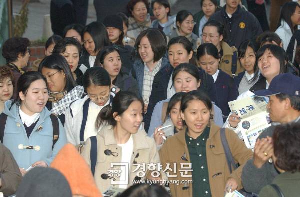 2002년 11월 6일 서울 배화여고에서 대학수학능력시험을 치른 수험생들이 밝은 표정으로 고사장을 나서고 있다. 우철훈 기자