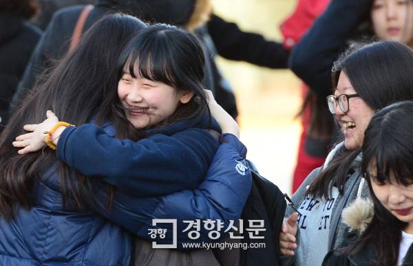 2014년 11월 13일 서울 풍문여고에서 2015학년도 대학수학능력시험을 마친 수험생들이 “고생했다”고 서로 격려하며 포옹하고 있다. 김영민 기자