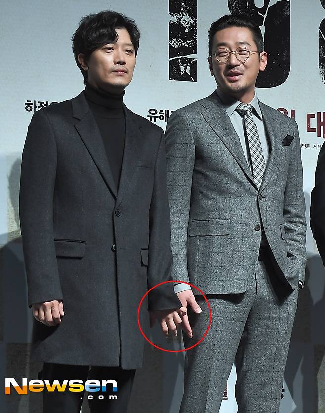 몰래 하정우 손에 마중나간 박희순의 새끼손가락