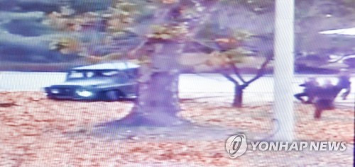 북한군 사격 받으며 군사 분계선 넘는 JSA 귀순병사 (서울=연합뉴스) 황광모 기자 = 22일 오전 서울 용산 국방부에서 유엔사가 공개한 판문점 JSA 귀순병사의 모습. 귀순 병사(앞)는 북한군의 사격을 받으며 필사적으로 남측을 향해 뛰고 있다. 뒤편 북한군 추적조는 권총과 소총을 이용해 병사를 향해 사격하고 있다.       hkmpooh@yna.co.kr