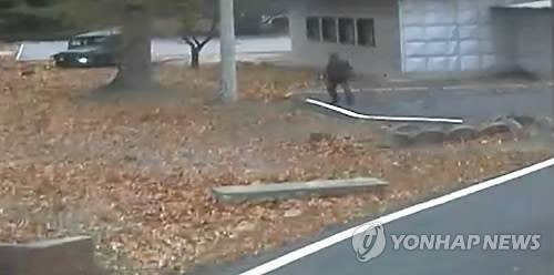 군사분계선 넘어 머뭇거리는 추격 북한군 (서울=연합뉴스) 판문점 공동경비구역(JSA)에서 북한 병사가 귀순한 지난 13일 추격하던 한 북한군이 잠시 군사분계선을 넘어 머뭇거리고 있다.   유엔군 사령부는 22일 최근 판문점공동경비구역(JSA)을 통해 귀순한 북한 병사의 당시 총격 상황을 담은 CCTV를 공개했다. 2017.11.22 [유엔군사령부 제공=연합뉴스]