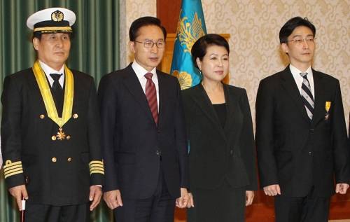 2011년 10월 31일 훈장을 수여한 뒤 이명박 대통령과 기념촬영하는석해균 선장과 이국종 교수.