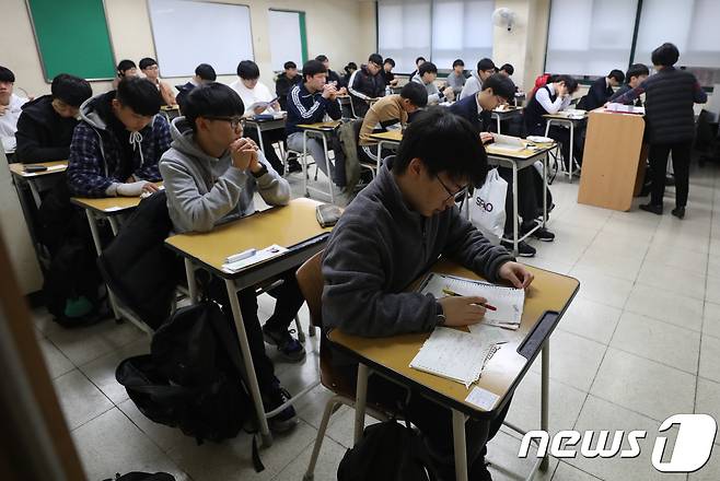2018학년도 대학수학능력시험일인 23일 오전 서울 종로구 경복고등학교에서 수험생들이 시험 시작을 기다리고 있다.2017.11.23/뉴스1 © News1 송원영 기자