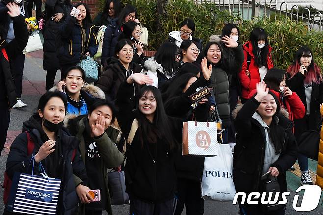 경북 포항지역 지진으로 일주일 연기된 2018학년도 대학수학능력시험일인 23일 오후 부산 해운대구 해운대여자고등학교에 수능을 마친 수험생들이 밝은 표정으로 수험장을 나오고 있다. 2017.11.23/뉴스1 © News1 여주연 기자