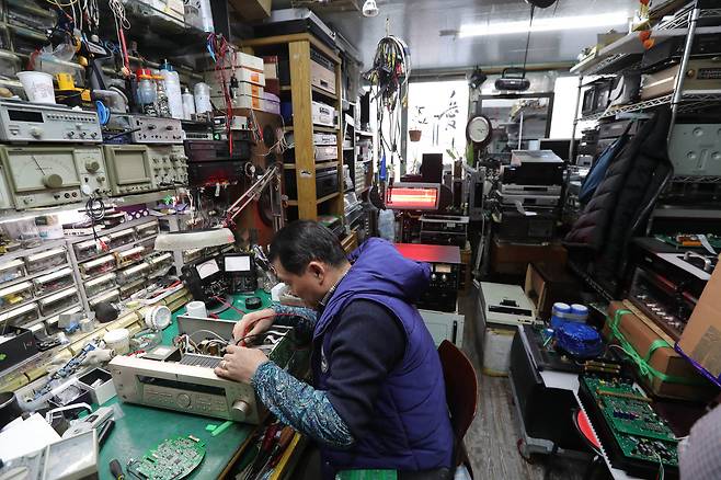 세운상가 5층 아파트를 분할해 만든 사무실에 자리잡은 정음전자 변용규(63) 씨가 오디오 기기를 수리하고 있다. 신인섭 기자
