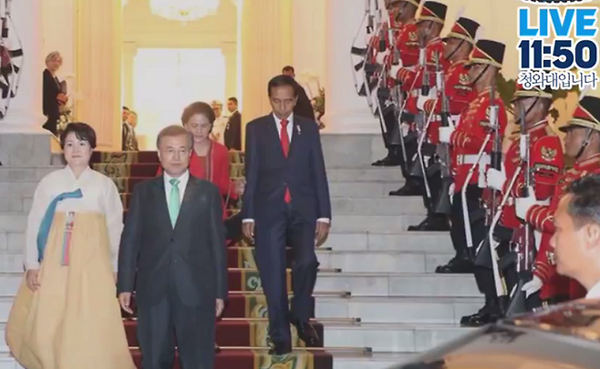 ▲ 청와대 뉴미디어비서관실이 지난 11월3일부터 ‘11시50분 청와대입니다’라는 이름으로 제작하고 있는 페이스북 생중계 방송.