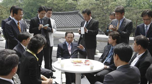 ▲ 지난 2008년 5월8일 청와대 춘추관을 찾아 출입기자들과 대화를 나누던 이명박 전 대통령. 사진=청와대
