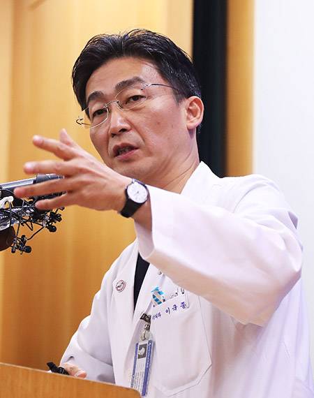 22일 오후 경기도 수원시 아주대학교병원에서 이국종 교수가 총상을 입은 채 귀순한 북한군 병사의 회복 상태 등을 설명하고 있다. /사진=연합뉴스