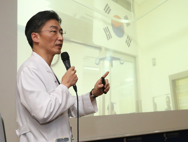 22일 오후 경기도 수원시 아주대학교병원에서 이국종 교수가 총상을 입은 채 귀순한 북한군 병사의 회복 상태 등을 설명하며 병실에 걸린 태극기에 대해 설명하고 있다. / 사진=연합뉴스