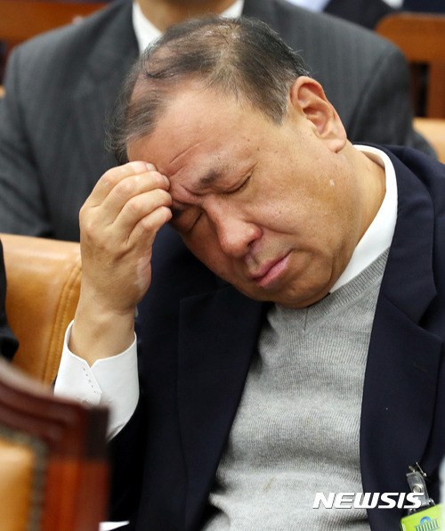 【서울=뉴시스】박영태 기자 = 31일 오전 서울 영등포구 여의도 국회에서 진행된 환경노동위원회의 고용노동부 종합감사에서 어수봉 최저임금위원회 위원장이 머리가 아픈듯 머리를 만지고 있다. 2017.10.31.since1999@newsis.com