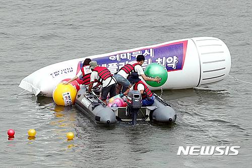 【서울=뉴시스】임태훈 기자 = 환경부가 국내 정수장 24곳을 대상으로 미세플라스틱 함유량을 조사한 결과 3곳에서 미량의 미세플라스틱이 검출된 것은 타났다. 다행히 환경부는계속적인 조사가 필요하지만 먹는물 안전에 영향을 미칠 정도는 아니라고 밝혔다. 사진은 지난해 그린피스 활동가들이 서울 영등포구 서강대교 남단에서 치약, 세안제 등이 든 미세플라스틱 '마이크로비즈' 사용 금지를 촉구하는 퍼포먼스를 벌이는 장면. 2016.08.09. photo@newsis.com