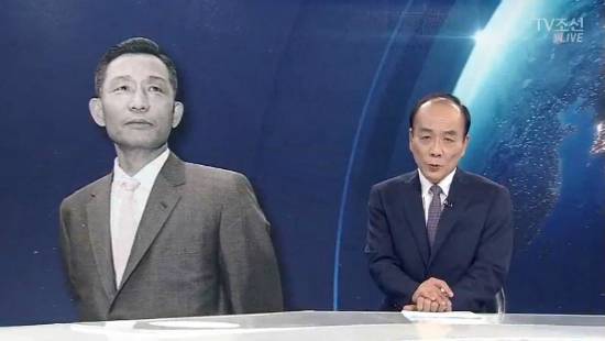 지난 7월 13일 전원책 변호사가 앵커를 맡고 있는 '종합뉴스9'에서 클로징 멘트를 하고 있다. 당시 전 변호사는 박정희 전 대통령의 기념우표 발행이 취소된 것과 관련, 문재인 정부를 향해 "옹졸한 처사"라고 비난하며 "저 세상에서 요즘 몹시 마음이 괴로울 박정희 전 대통령님, 송구스럽다는 말씀 올립니다"라고 말해 물의를 빚었다. (사진=TV조선 '종합뉴스9' 방송 화면 갈무리)