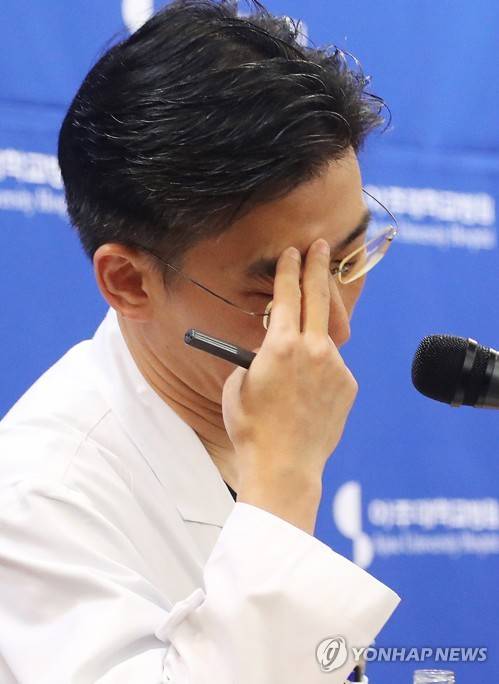 생각에 잠긴 이국종 교수 (수원=연합뉴스) 홍기원 기자 = 22일 오후 경기도 수원시 아주대학교병원에서 이국종 교수가 총상을 입은 채 귀순한 북한군 병사의 회복 상태 등을 설명하다 생각에 잠겨 있다. 2017.11.22      xanadu@yna.co.kr