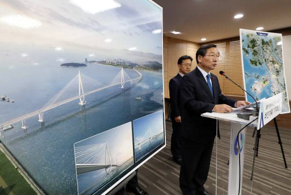 유정복 인천시장이 제3연륙교 건설계획을 밝히고 있다. /연합뉴스