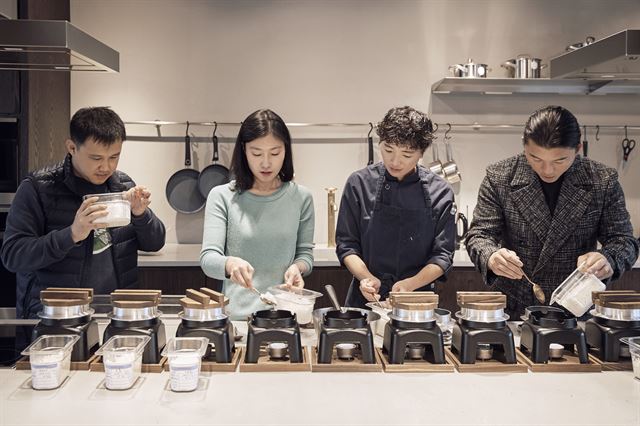 신창호(왼쪽부터), 이영라, 김미영, 유현수 셰프가 현대카드 쿠킹라이브러리 그린하우스에서 아홉 가지 밥을 짓고 있다.