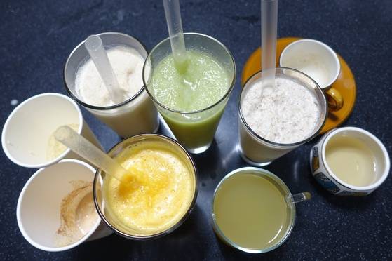 토탈 음료 컨설팅을 하는 사람은 국내에 자신뿐이라고 자부하는 김영하씨와 잠시 앉아 있으면서 9가지 음료 만드는 걸 보고 직접 마시면서 쉴 새 없이 이어지는 설명을 들었다. 저녁 식사 시간이었지만 밥을 안 먹어도 될 만큼 배가 불렀다. 왼쪽 아래부터 시계방향으로 시리얼 라테, 비스킷 라테, 비스킷 스무디, 청포도 스무디, 식빵 스무디, 따뜻한 시리얼 라테(갈색 찻잔), 목련꽃차, 사과차.
