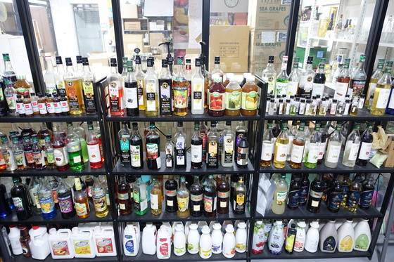 김영하씨의 개인 작업실 겸 음료 실험실 한쪽 벽에는 각종 향료 병이 그득하다.