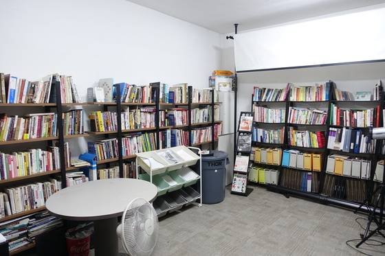 김영하씨의 집무실 겸 연구실에는 음료·과일·빵에 대한 책이 가득하다. 중요한 책은 자택에 있는데 합하면 장서가 5000권 넘는다고 한다.