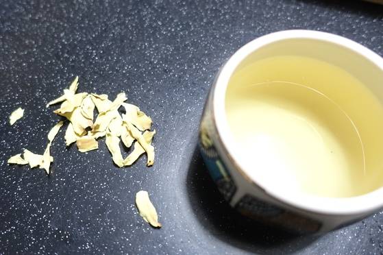 자리에 앉자 목련꽃차를 권했다. 꽃잎을 발효해서 말렸다는데 차의 꽃 향이 생화보다 진했다.