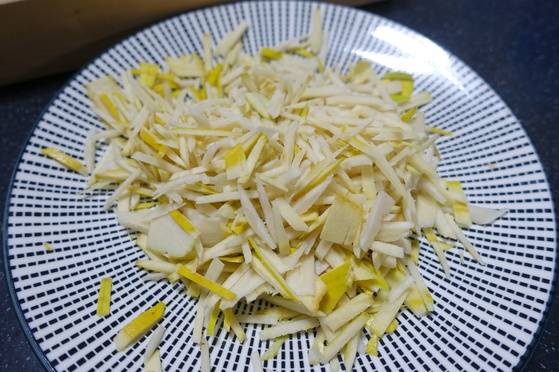 저민 모과를 잘게 채 쳤다. 표면적이 넓어야 맛과 향이 잘 우러난다.