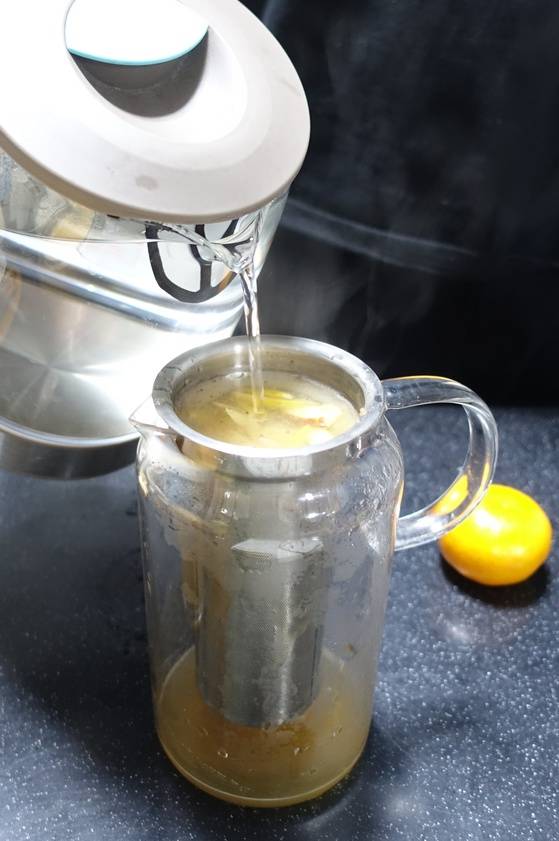 갈고 저미고 채 친 사과와 모과를 설탕에 버무린 다음 바로 마시려면 몇 분만 뒀다가 끓는 물을 부으며 망으로 걸러서 마시면 사과 차가 된다. 탄산수로 하면 사과 에이드가 된다.