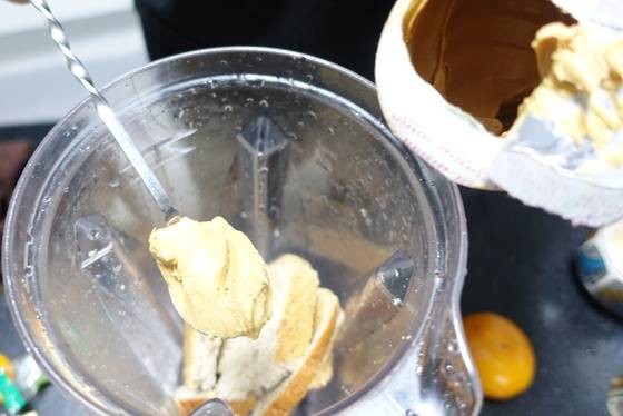 식빵 스무디를 만들기 위해 식빵을 4조각으로 찢어 넣고 땅콩잼을 가미하고 있다.