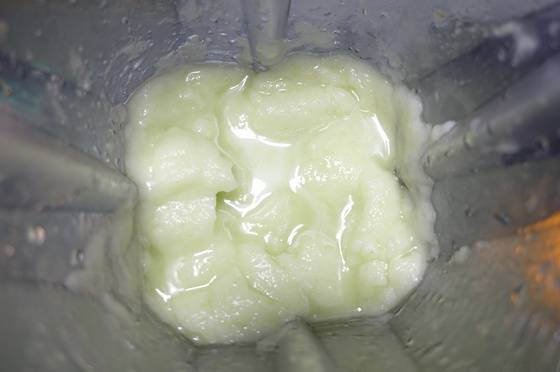 청포도·사탕·설탕을 넣고 갈기를 마친 청포도 스무디.