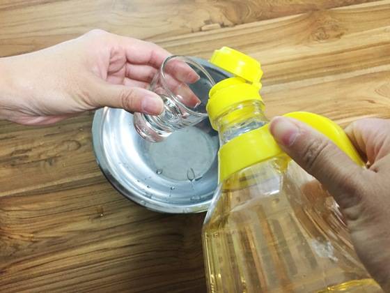 과일이나 고춧가루 같은 식물성 음식의 얼룩은 식초를 희석해 발라 놓으면 제거할 수 있다.