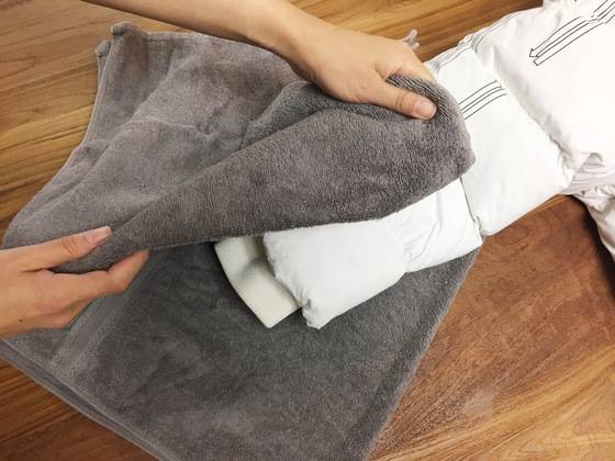 부분세탁을 한 뒤에는 세제를 완벽하게 제거하고 마른 수건으로 여러 번 꾹꾹 눌러 물기를 제거한다.