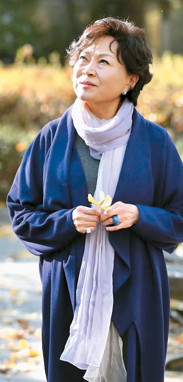 "온 가족이 저녁상을 물리고 볼 수 있는 가족드라마가 사라진 게 아쉬워요". 54년 차 TV 연기자로 외길을 걸어온 김용림 씨가 서울 강남구 압구정동 근린공원에서 포즈를 취했다. [김재훈 기자]