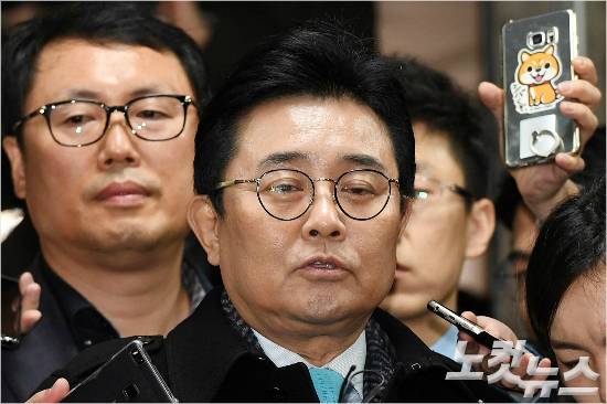'롯데 뇌물 의혹' 전병헌 전 대통령비서실 정무수석비서관이 24일 서울중앙지법에서 열린 영장실질심사에 출석하며 취재진의 질문에 답하고 있다. (사진=박종민 기자)