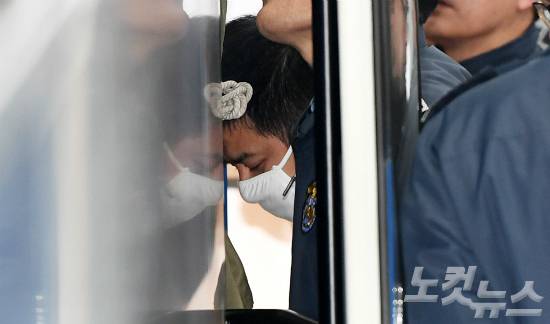 딸의 초등학교 동창인 여중생을 유인, 추행하고 살해한 혐의로 구속기소 된 '어금니 아빠' 이영학이 17일 오후 서울북부지법에서 첫 공판을 마치고 호송차에 오르고 있다. (사진=이한형 기자)