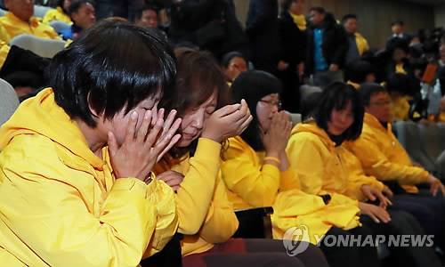 한 마음으로 (서울=연합뉴스) 홍해인 기자 = 4·16 세월호 참사 가족협의회 유가족들과 가습기살균제참사전국네트워크 관계자들이 24일 오전 국회 본회의장에서 사회적 참사의 진상규명 및 안전사회 건설 등을 위한 특별법(사회적 참사법)이 본회의 처리를 기다리며 기도하고 있다.