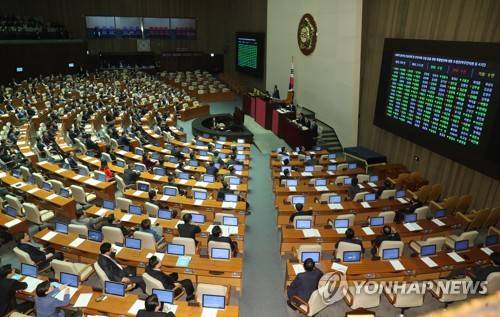 사회적 참사법 통과.. 세월호 진상규명 본격화 (서울=연합뉴스) 안정원 기자 = 24일 오전 국회 본회의에서 더불어민주당 박주민 의원이 대표발의한 사회적 참사의 진상규명 및 안전사회 건설 등을 위한 특별법안에 대한 수정안이 재석 216 찬성 162, 반대46 기권8로  통과되고 있다.   2017.11.24      jeong@yna.co.kr