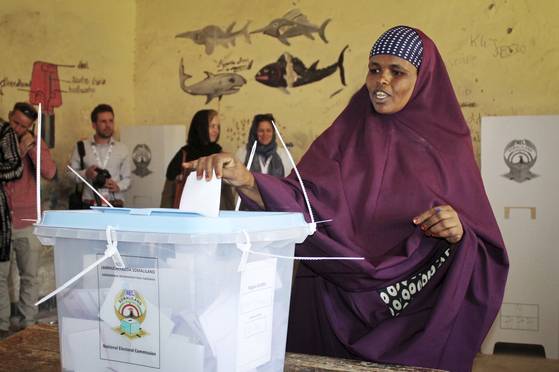 지난 13일 소말릴란드의 수도 하르게이사에서 한 여성이 대선 투표를 하고 있다. [AP=연합뉴스]