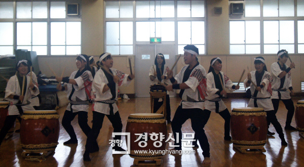 가나가와현 쓰루미고교의 전통북 클럽 학생들이 체육관에서 신나는 리듬에 맞춰 연주하고 있다.