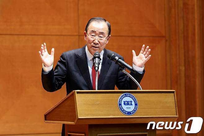 반기문 전 유엔사무총장이 27일 오후 서울 성동구 한양대학교에서 대학생들을 상대로 'UN과 21세기 글로벌 리더십' 특별강연을 하고 있다. (한양대 제공) © News1