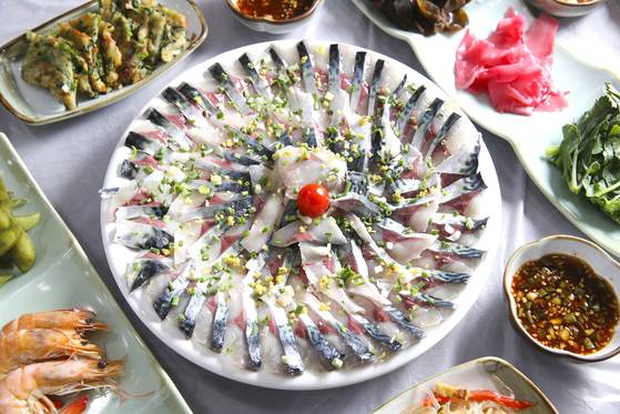 늘푸른회센터의 고등어회. 보기만해도 고소한 맛이 느껴진다. [중앙포토]