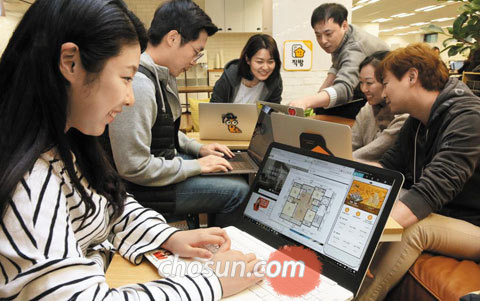 직방, 창업 초기 11명이었던 직원이 150명으로 - 지난 24일 서울 종로구의 스타트업 직방 사무실에서 직원들이 자유로운 분위기에서 회의를 하고 있다. 부동산 중개 앱을 서비스하는 이 업체는 창업 초기 11명이었던 직원 규모가 150여명으로 불어나며 올해 2월 이곳으로 사무실을 이전했다. 올해 국내 벤처기업 투자는 역대 최고치인 2조3000억원을 돌파할 것으로 전망된다. /김연정 객원기자
