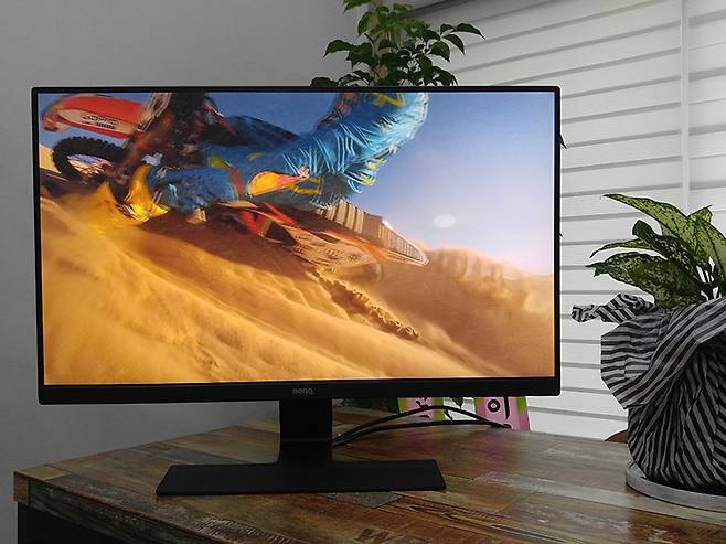 빠른 셔터 속도로 작동 중인 화면을 촬영해도 플리커 현상을 관찰할 수 없다