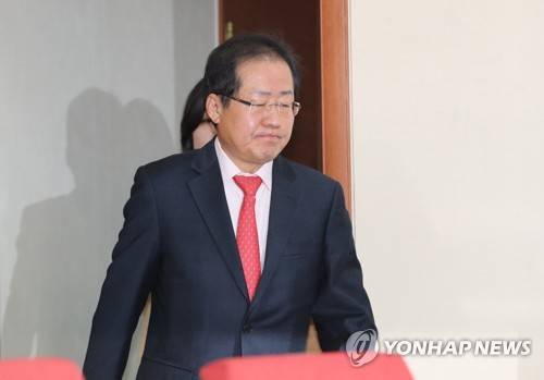 최고위원회의 입장하는 홍준표 대표 (서울=연합뉴스) 안정원 기자 = 자유한국당 홍준표 대표가 27일 오전 서울 여의도 당사에서 열린 최고위원회의에 굳은 표정으로 입장하고 있다. 2017.11.27      jeong@yna.co.kr